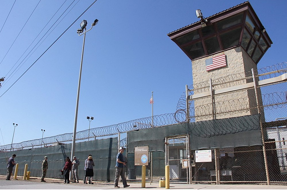 Lai arī Gvantanamo vārds plašāk pasaulē ir izskanējis saistībā ar militāro cietumu (attēlā) Kubā, ASV karabāzes teritorijā atrodas arī migrantu izmitināšanas centrs.