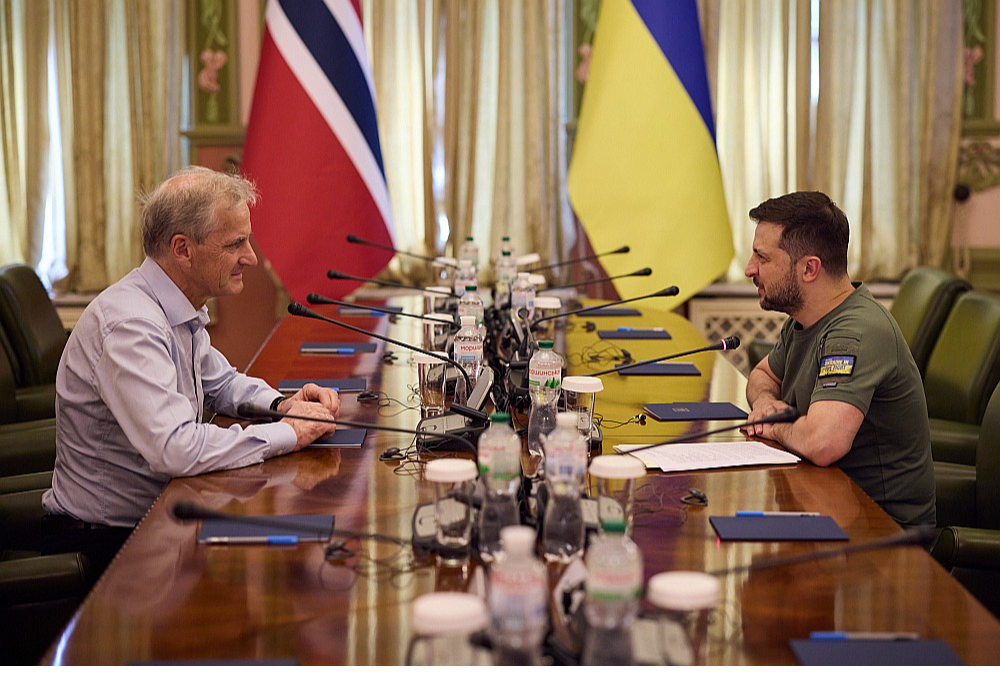 Norvēģijas premjerministrs Jūnass Gārs Stēre sarunā ar Ukrainas prezidentu Volodimiru Zelenski Kijivā.
