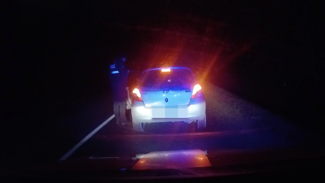 Ārvalstnieks saņēmis sodu par auto stūrēšanu bez vadītāja apliecības un tālāk bijis spiests doties kājām.