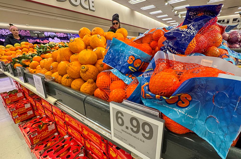 No ASV importēti mandarīni un citi pārtikas produkti lielveikala plauktā Kanādas pilsētā Hamiltonā.