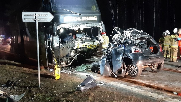 Polijā "Ecolines" autobuss sadūries ar vieglo auto.