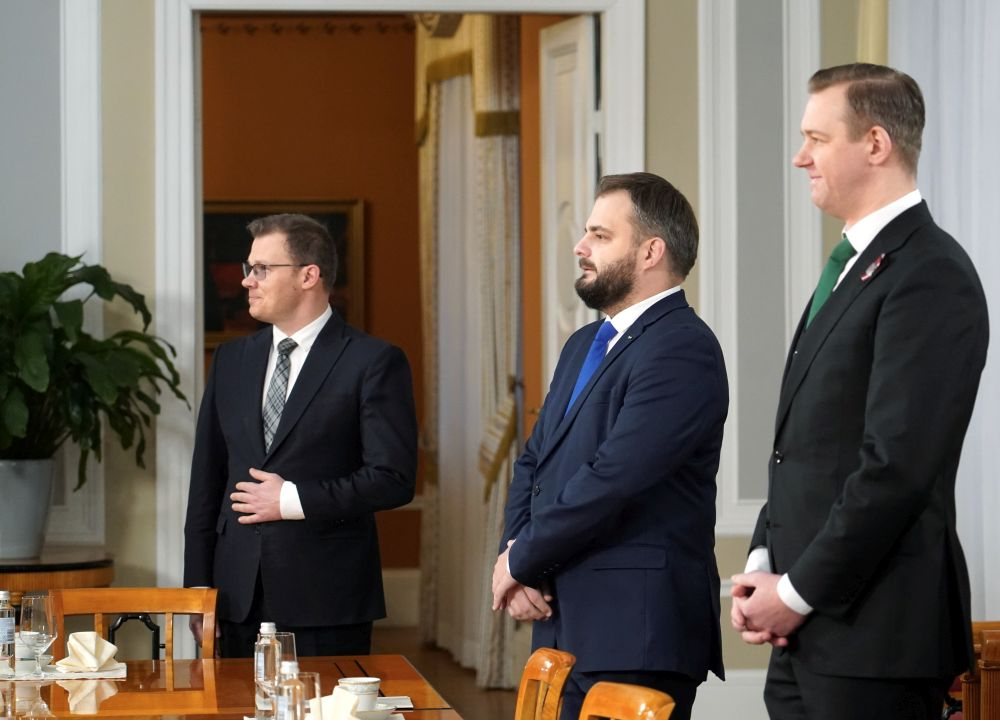"Nacionālās apvienības" Saeimas frakcijas priekšsēdētājs Raivis Dzintars (mo kreisās), "Jaunās vienotības" Saeimas frakcijas priekšsēdētājs Edmunds Jurēvics un Zaļo un zemnieku savienības Saeimas frakcijas priekšsēdētājs Harijs Rokpelnis tikšanās laikā pie Valsts prezidenta Rīgas pilī. 