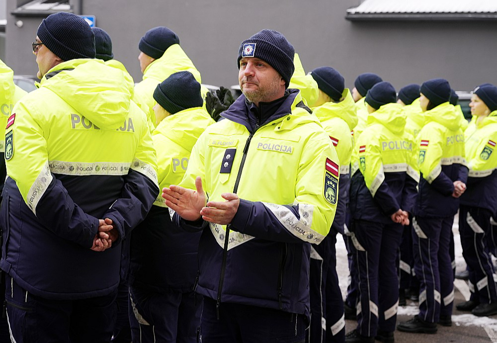 Valsts policijas darbinieki svinīgajā atklāšanas pasākumā.