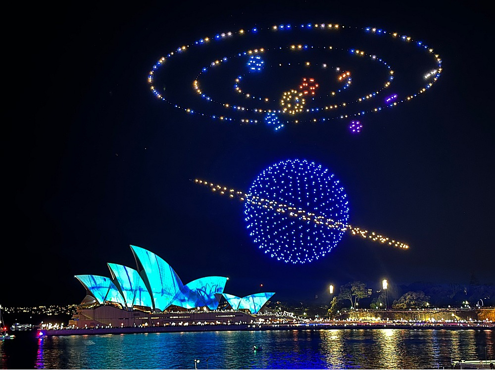 Savu vietu uguns izrāžu vidū aizvien uzstājīgāk iekaro dronu šovi. Attēlā - dronu šovs Sidnejā, Austrālijā.