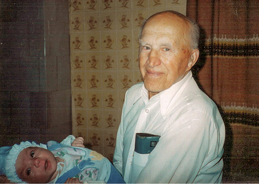 Aleksandrs auklē mazmazmeitu Ievu. Lubāna, 1996. gads.