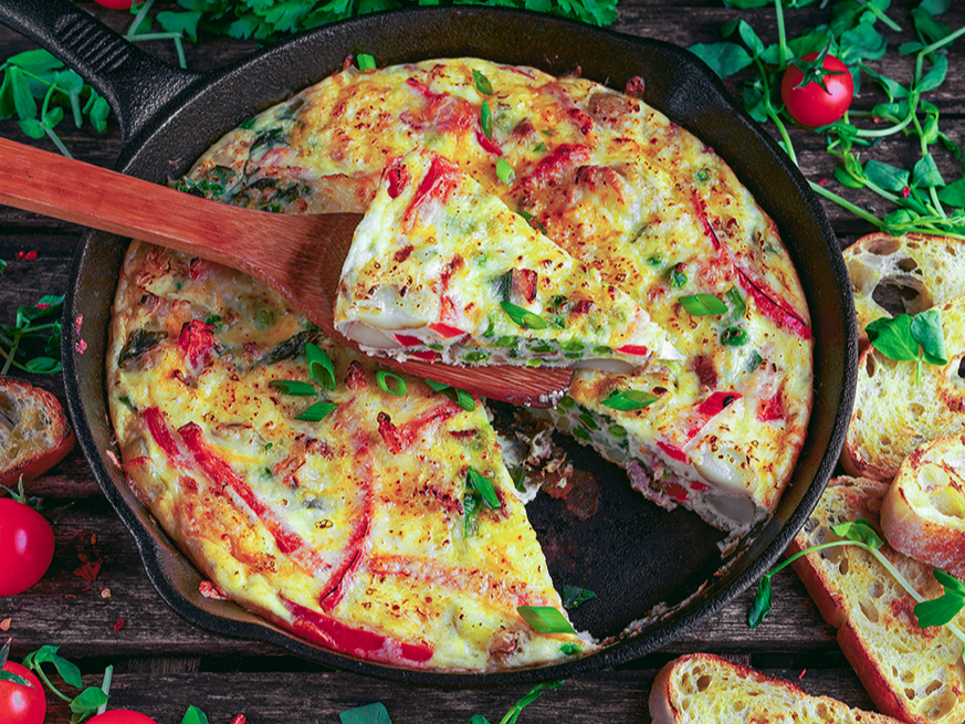 Omlete ar kartupeļiem un tomātiem.