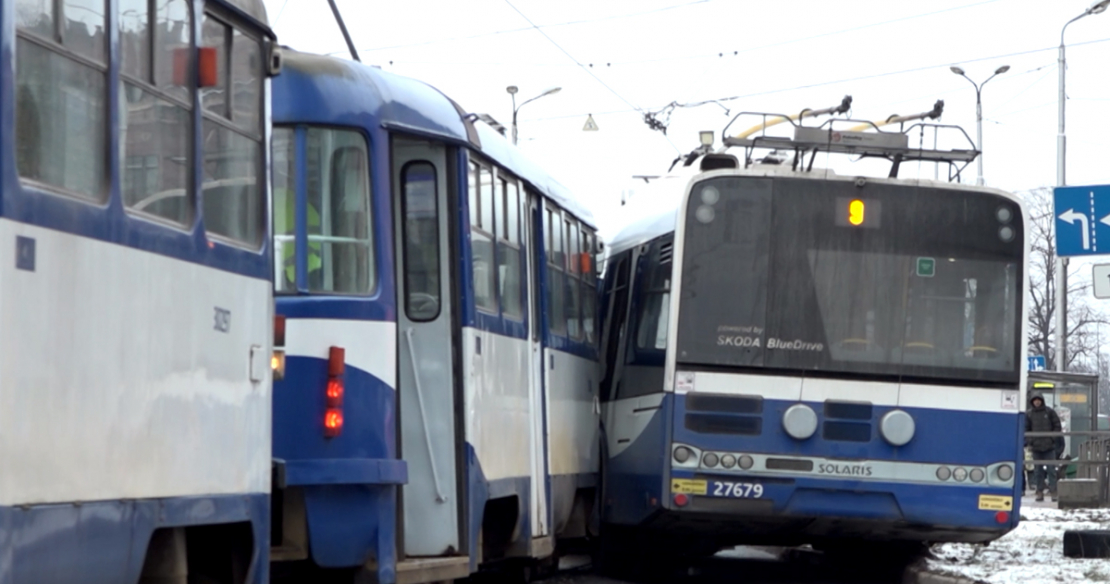 Rīgas centrā saskrējies tramvajs un trolejbuss.