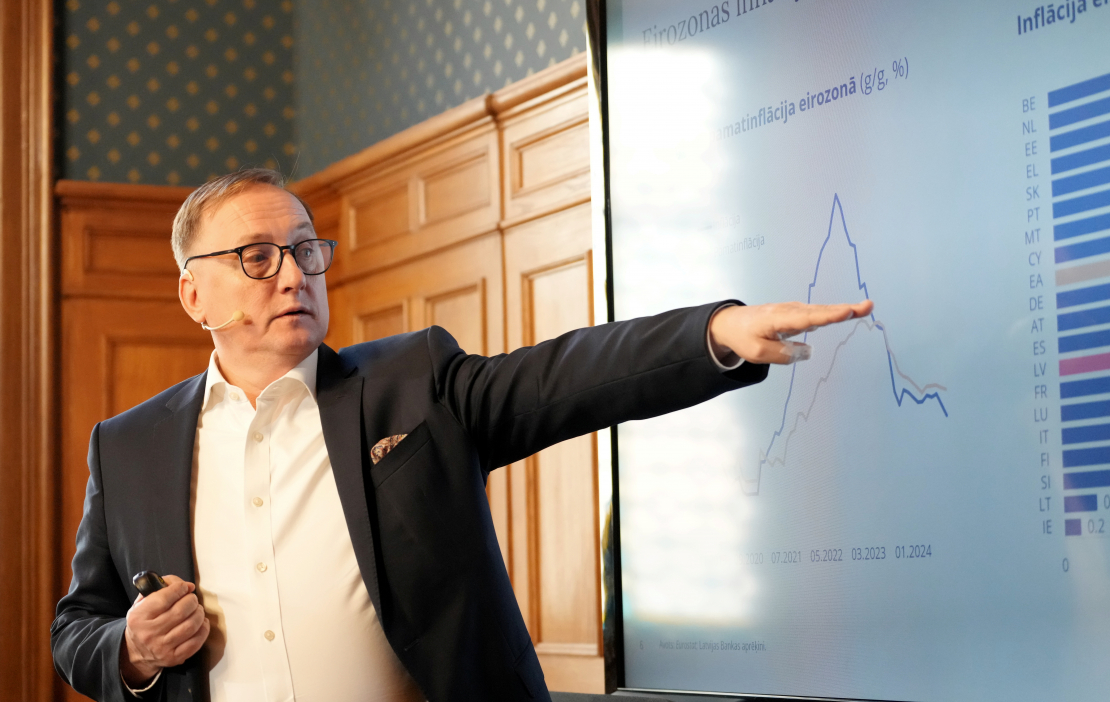 Latvijas Bankas prezidents Mārtiņš Kazāks piedalās Latvijas Bankas jaunāko prognožu prezentācijas pasākumā.