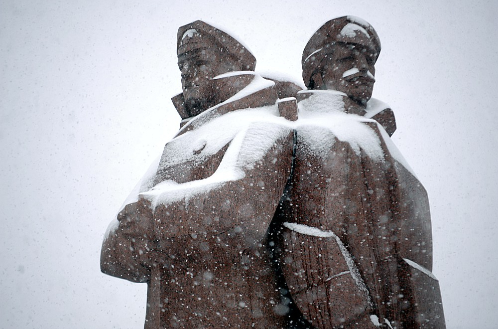 1971. gadā atklātajam piemineklim 2000. gadā tika mainīta pakājes plāksne, uzliekot uzrakstu: "Latviešu strēlniekiem 1915–1920".