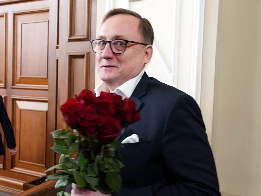 Atkārtoti ievēlētais Latvijas Bankas prezidents Mārtiņš Kazāks ar ziediem Saeimas ārkārtas sēdes laikā, kurā balsoja par viņa ievēlēšanu Latvijas Bankas prezidenta amatā.