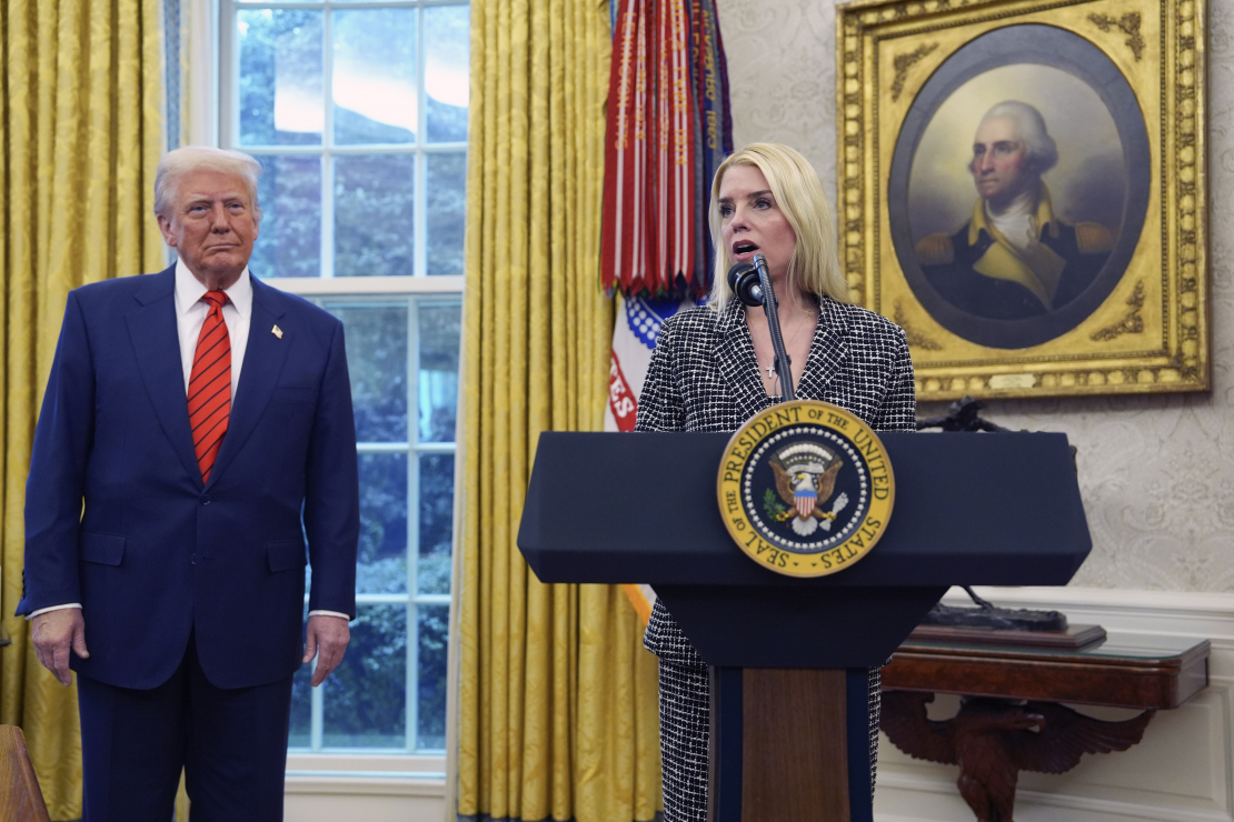 ASV ģenerālprokurore Pema Bondi un Donalds Tramps.