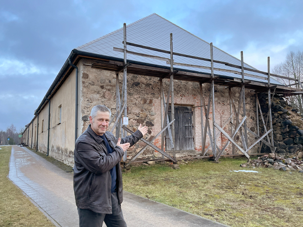 Jaunpiebalgas garais krogs piedzīvojis arī brutālu pārbūvi, kas atklājusies, noņemot apmetumu. Attēlā: Ainārs Sils rāda vienu no nemākulīgās celtniecības piemēriem – senās iebrauktuves durvis.