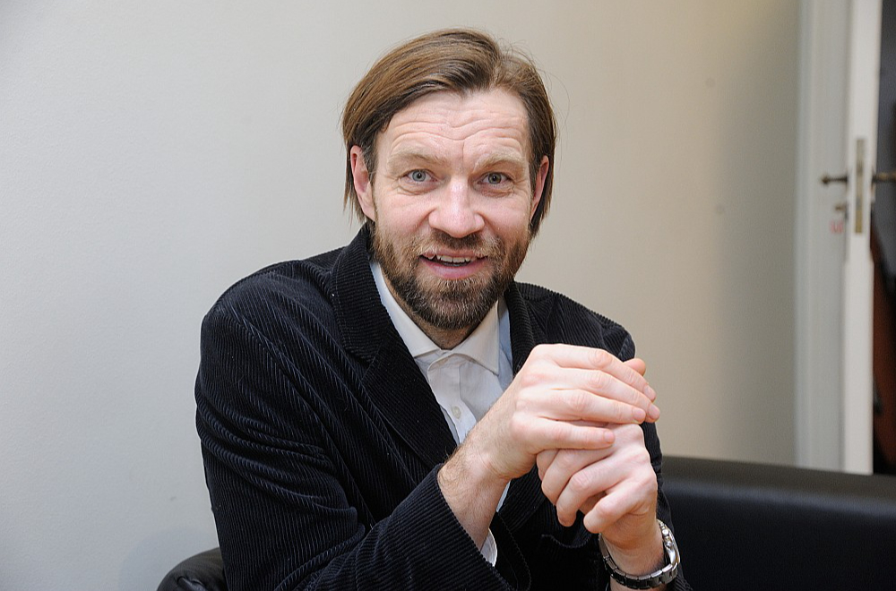 Latvijas Darba devēju konfederācijas ģenerāldirektors Kaspars Gorkšs: "Saprātīgāk būtu šobrīd proaktīvi un mēreni samazināt izdevumus, nevis audzēt parādus, nodokļus un izdevumus, kamēr tas viss novedīs pie nākamās krīzes, kad atkal būs jāsamazina tēriņi par 20% vai vairāk."