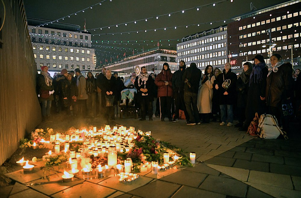 Apšaudē Erebrū nogalināto piemiņas pasākums Stokholmā.