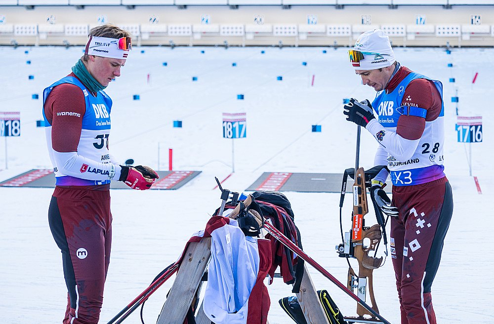 Andrejs Rastorgujevs (no labās) un Renārs Birkentāls gatavojas pasaules čempionātam. Pirms gada Andrejam pirmo reizi karjerā izdevās kāpt uz goda pjedestāla, izcīnot sudrabu masu startā, bet šogad treniņu procesu izjauca slimība.