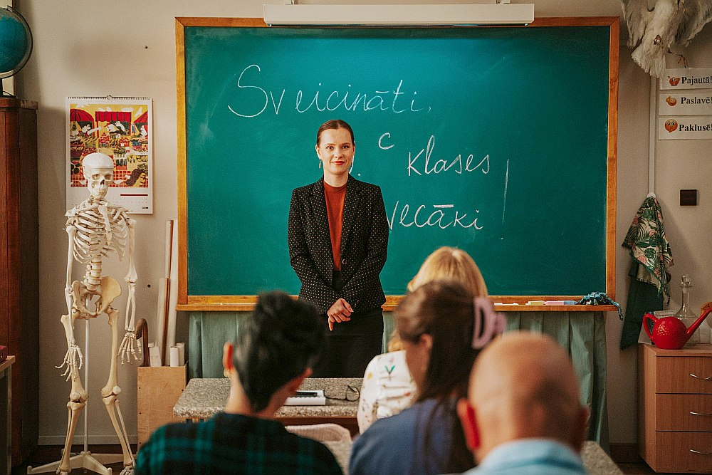 Kadrs no režisores Martas Elīnas Martinsones spēlfilmas "Vecāku sapulce".