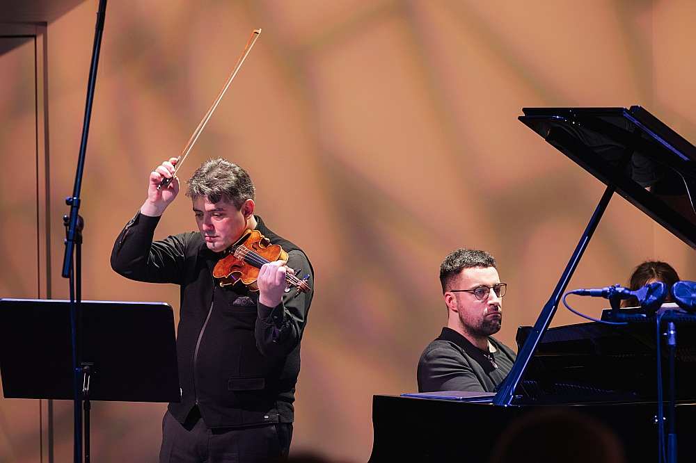2. februārī Liepājas koncertzālē "Lielais dzintars" spoži uzstājās vijolnieks Georgs Sarkisjans un pianists Georgs Kjurdians.