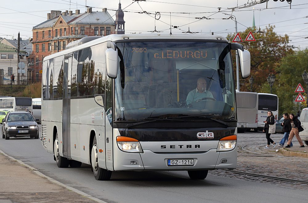 Nav pirmā reize, kad AS "Cēsu autotransporta apvienība", zaudējot "kartelistiem", neuzvar sev labi pazīstamu maršrutu iepirkumos, taču pēc tam ir kā glābšanas riņķis, kas rūpējas, lai pasažieru pārvadājumi varētu notikt.