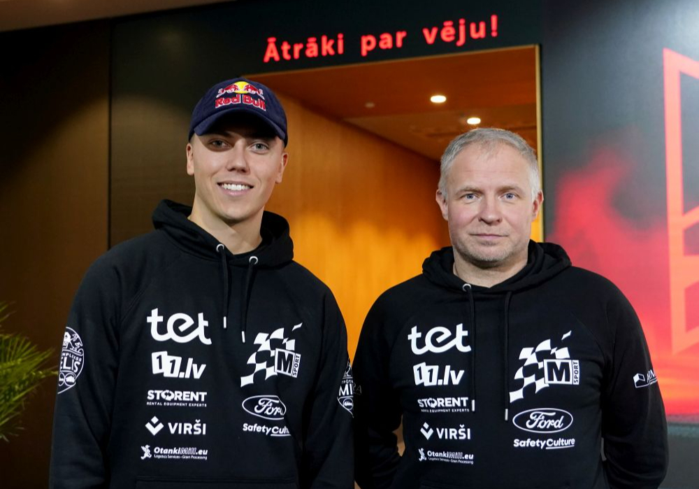 Rallija pilots Mārtiņš Sesks (no kreisās) un rallija stūrmanis Renārs Francis.