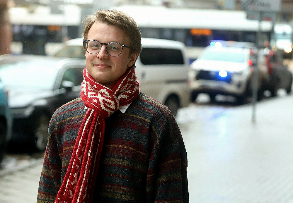 Līnuss Jensens: "Sākumā bija grūti saprast latviešu valodas gramatiku, jo dāņu valodā nav ne deklināciju un konjugāciju, ne arī deminutīvu, kas man ļoti patīk latviešu valodā. Gan latviešu, gan dāņu valodā ir daži vārdi, kas nāk, piemēram, no vācu valodas, bet kopumā abas valodas ir krasi atšķirīgas, un tas mani arī ļoti piesaistīja."