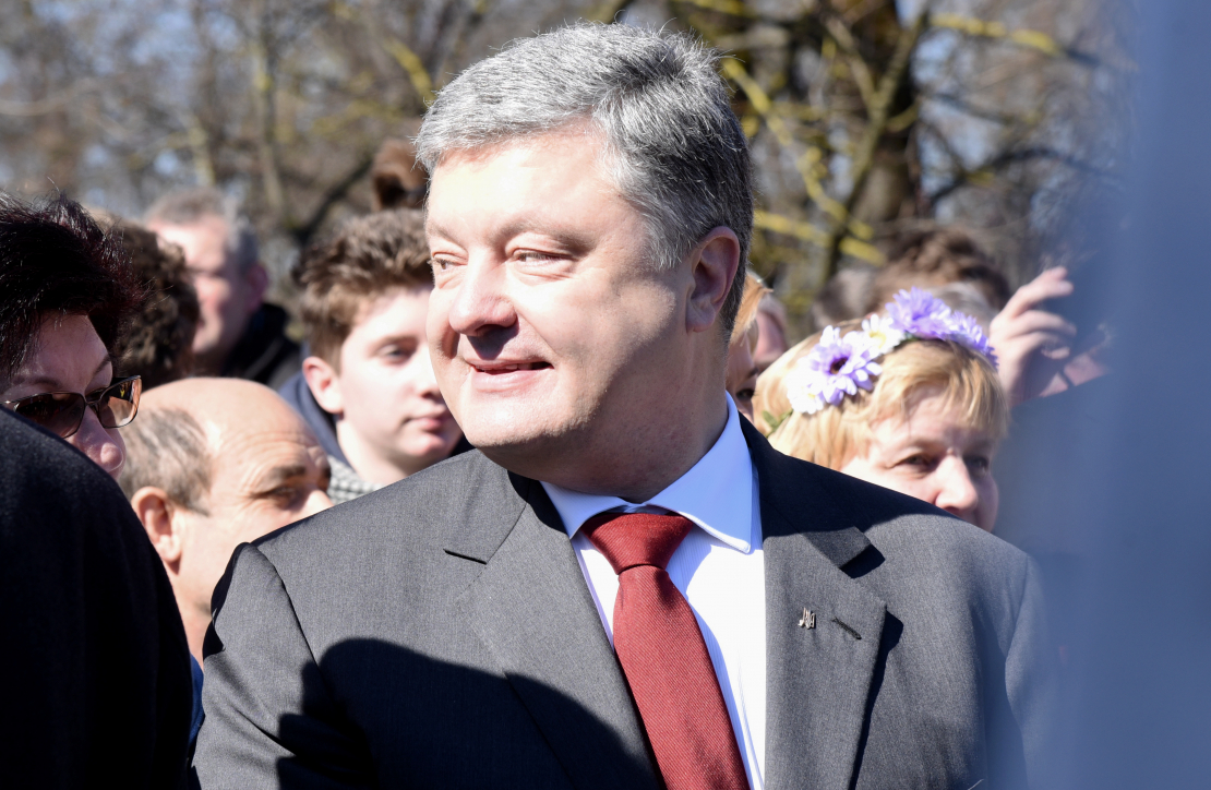 Petro Porošenko ziedu nolikšanas ceremonijas laikā Brīvības pieminekļa laukumā.