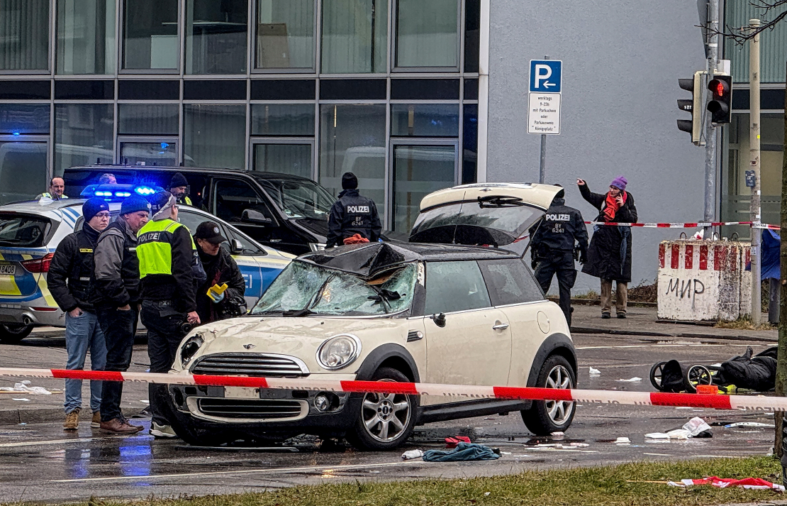 Minhenē automašīna ietriekusies pūlī.