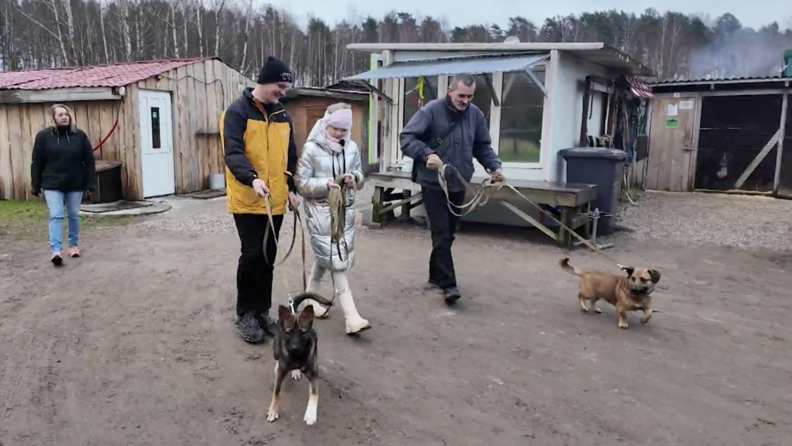 Mareks Folkmanis kopā ar meitu Jolantu un viņas bioloģisko tēvu devies uz dzīvnieku patversmi, lai izvestu pastaigā kādu sunīti. 