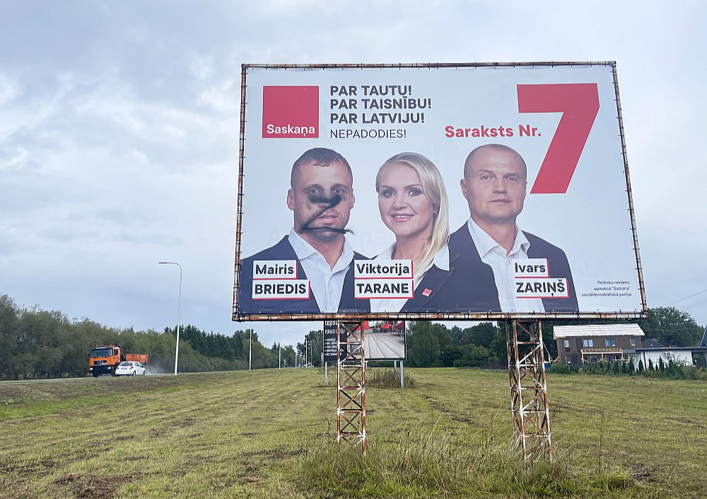 Nedaudz apķēpāts partijas "Saskaņa" reklāmas plakāts Mārupē pirms 14. Saeimas vēlēšanām 2022. gada rudenī.