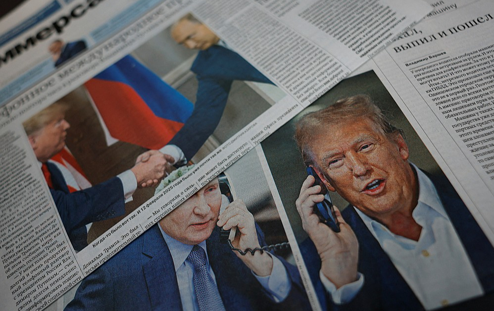 Ceturtdiena Krievijā iznākušās avīzes ar gandarījumu ziņo par ASV prezidenta Donalda Trampa un Krievijas vadoņa Vladimira Putina telefonsarunu.