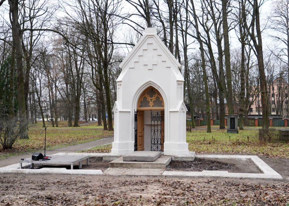 Atjaunotā Rīgas rātskunga Krēgera dzimtas kapliča Lielajos kapos.