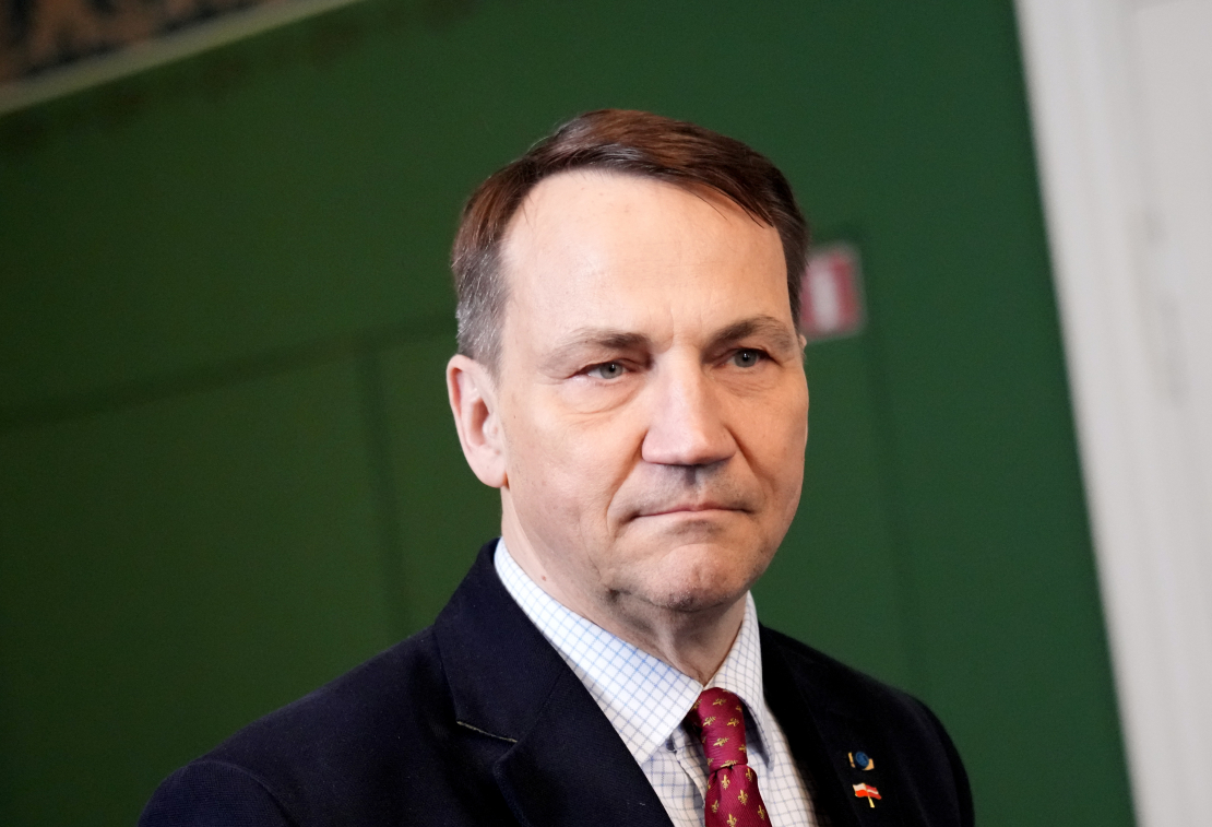 Polijas ārlietu ministrs Radislavs Sikorskis ierodas uz tikšanos ar Latvijas Valsts prezidentu Rīgas pilī.