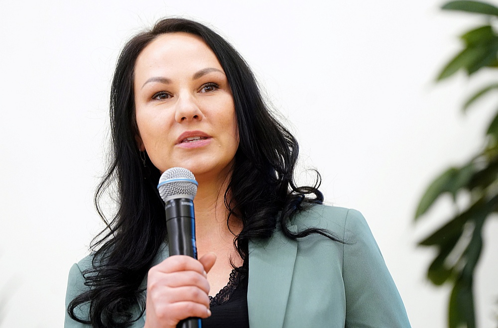 Ekonomikas ministrijas Enerģētikas finanšu instrumentu departamenta direktore Selīna Vancāne: "Līdz šim kapitāli atjaunoto namu siltuma ietaupījums bijis vidēji 50 līdz 55% apmērā, tāpēc sasniegt atbalsta programmas noteikto mērķi – 30% lielu siltuma ietaupījumu – ir pilnīgi reāli."