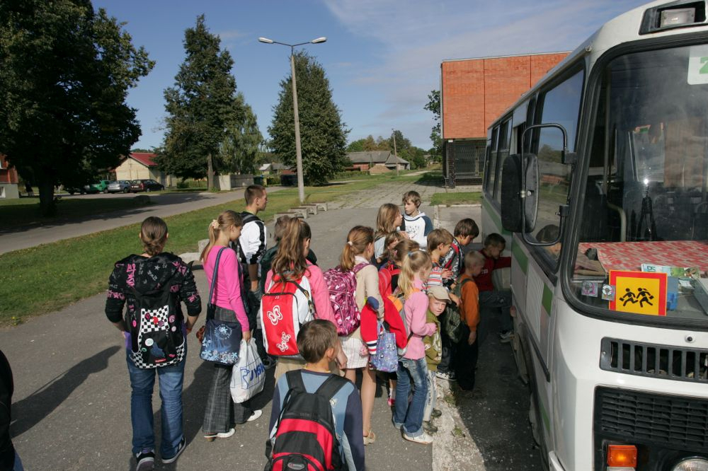 Ministrijas uzsver – bērnu pārvadājumi pašvaldību teritorijā ir pašvaldību un skolu atbildība, bet, protams, primāri – autovadītāja atbildība.