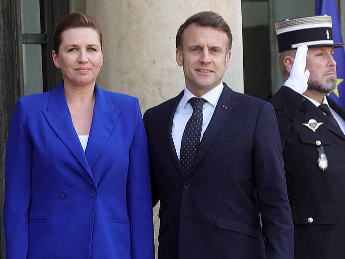 Francijas prezidents Emanuels Makrons un Dānijas premjerministre Mete Frederiksena Parīzē pirms Eiropas līderu sarunu sākuma. Dānija šajā sanāksmē pārstāv visu ziemeļvalstu un Baltijas valstu grupu.