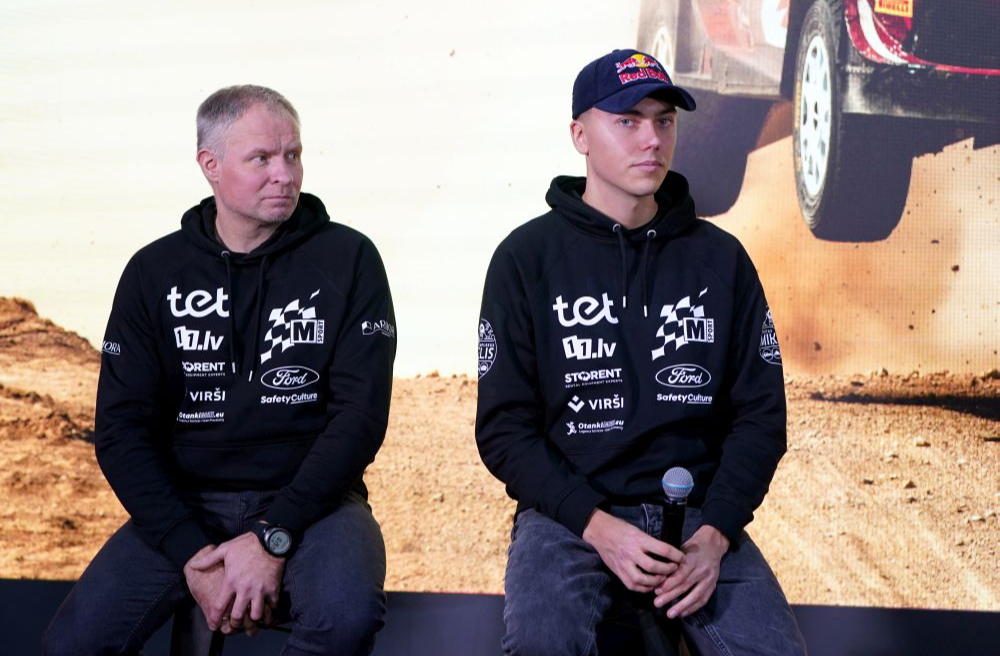 Rallija stūrmanis Renārs Francis (no kreisās) un rallija pilots Mārtiņš Sesks.