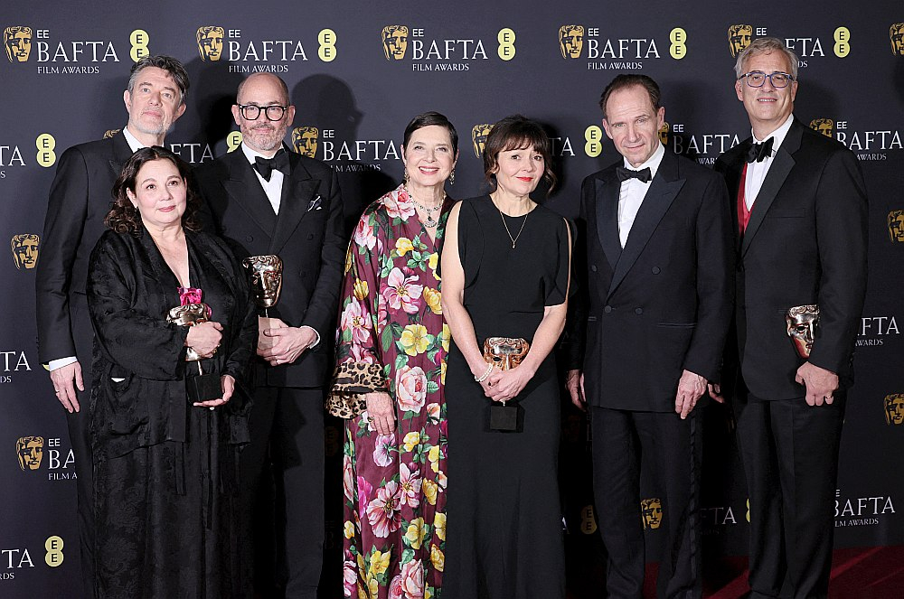 Filmas "Konklāvs" komanda BAFTA balvu pasniegšanas ceremonijā. Trešais no kreisās: režisors Edvards Bergers.