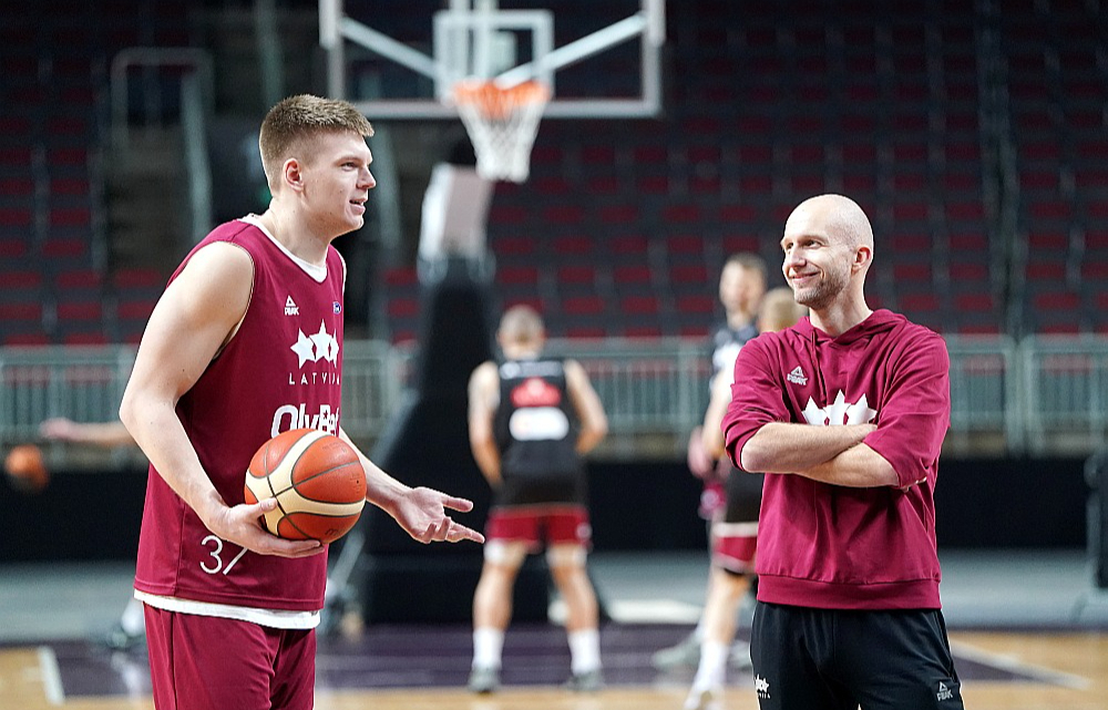 Kārlis Šiliņš (no kreisās) un treneris Artūrs Visockis-Rubenis labā omā Latvijas izlases treniņā.