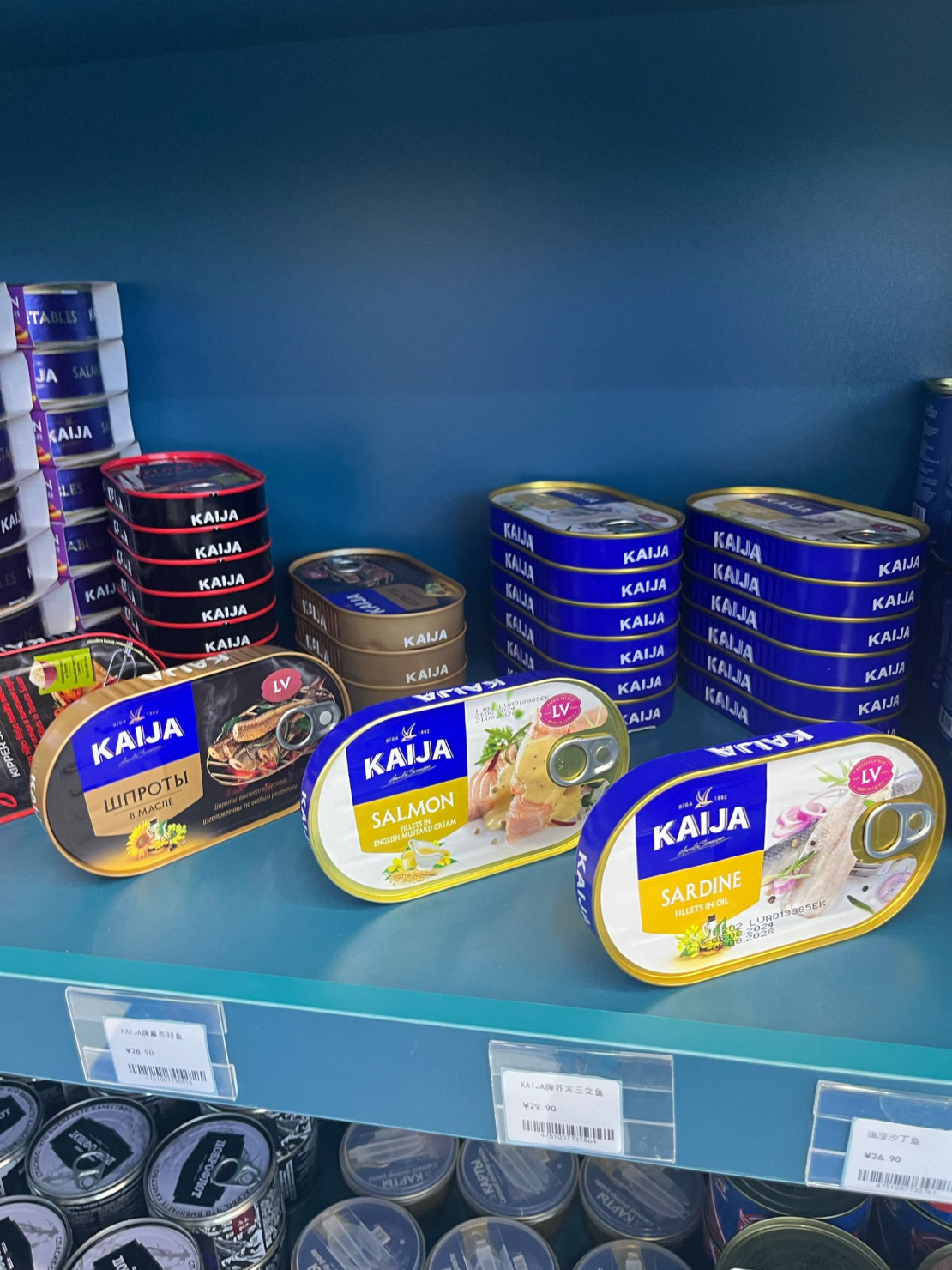 Latvijas zivju konservus tirgo Ķīnā.