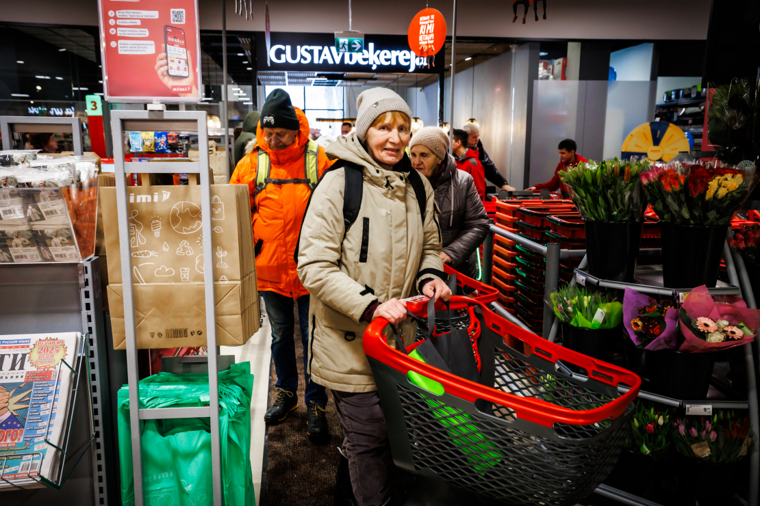 Carnikavas centrā, Atpūtas ielā 1, 2025. gada 20. februārī svinīgi atklāts tirdzniecības centrs (TC) "Mandarīns". Lielveikals, 