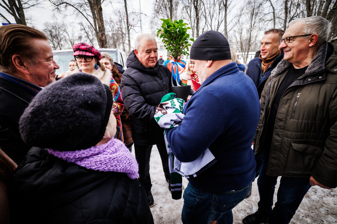 Carnikavas centrā, Atpūtas ielā 1, 2025. gada 20. februārī svinīgi atklāts tirdzniecības centrs (TC) "Mandarīns". Lielveikals, 
