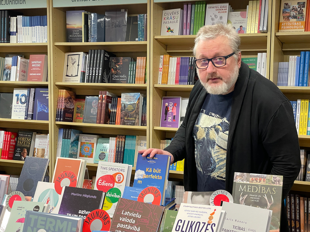 Ilmārs Šlāpins dienasgrāmatu veidošanai veltījis četrus gadus, vienu no tiem – informācijas vākšanai zemsvītras piezīmēm un pieminēto personu bibliogrāfiskajam sarakstam.