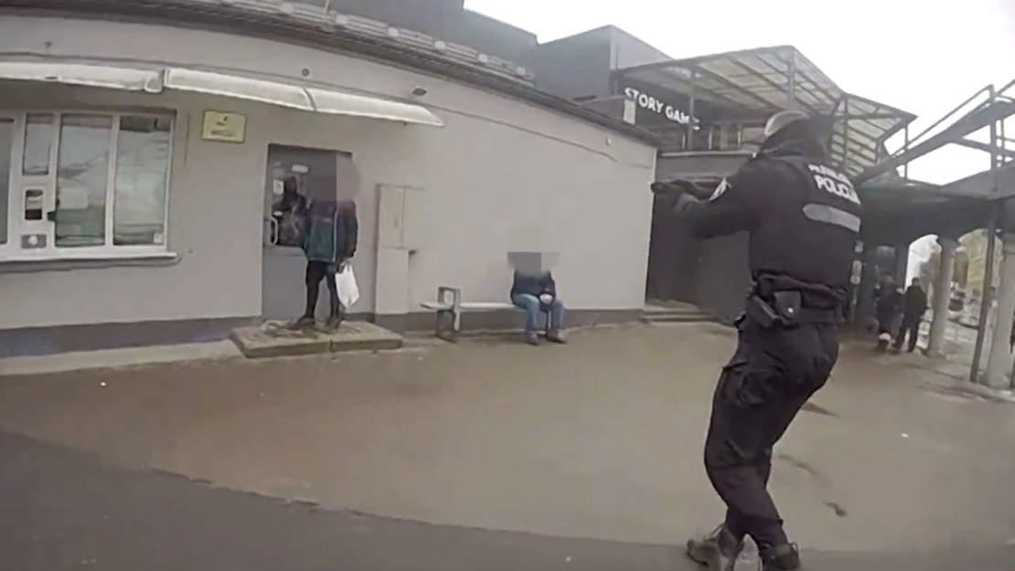 Policija aiztur vīrieti, kurš ar nazi uzbruka līdzcilvēkiem.
