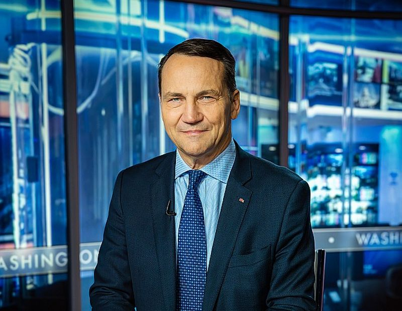 Polijas Republikas ārlietu ministrs Radoslavs Sikorskis: "Uzņemoties Eiropas Savienības Padomes prezidentūru, Polija ir skaidri nospraudusi savu prioritāti – drošību, kurai piemīt vairākas dimensijas, sākot ar militāro, ekonomisko un visbeidzot ar digitālo."