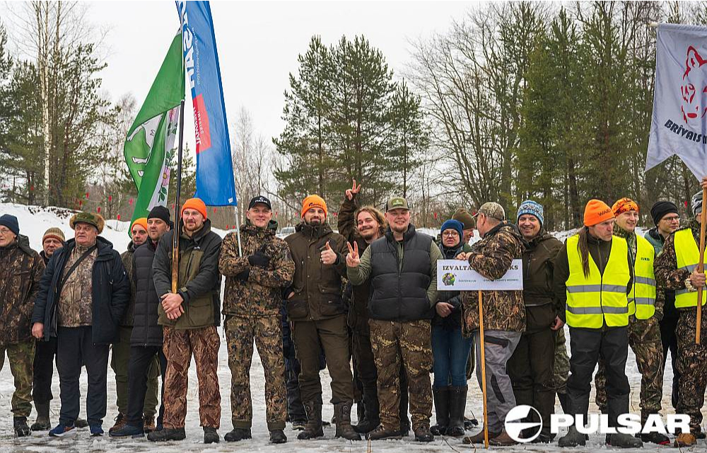 Pagājušā gada sporta svētki. Rīta līnijā katrs kolektīvs ar savu karogu vai vimpeli.