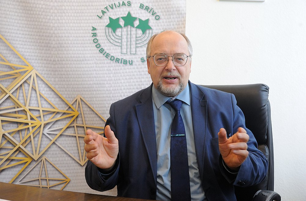 Latvijas Brīvo arodbiedrību savienības priekšsēdētājs Egils Baldzēns: "Arodbiedrību savienībai šķiet, ka ir pienācis laiks sabiedriskai diskusijai par elastīgāku darba nedēļas plānojumu ar iespēju samazināt darba stundu skaitu līdz 38. Gribu uzsvērt, ka runa nav darba kvalitātes un produktivitātes, kā arī iekšzemes kopprodukta samazinājumu – starptautiskie eksperimenti liecina, ka darba produktivitāte drīzāk pieaug, nevis samazinās, strādājot īsāku darba nedēļu."