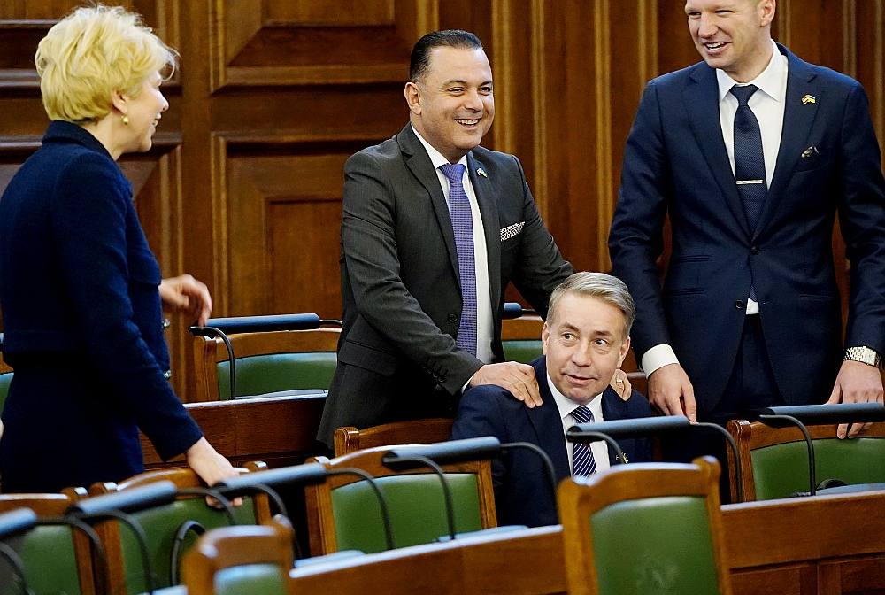 Uldim Augulim (priekšpusē) un Andai Čakšai no darba valdībā jāatvadās. Kaspars Melnis (no labās) un Hosams Abu Meri var palikt.