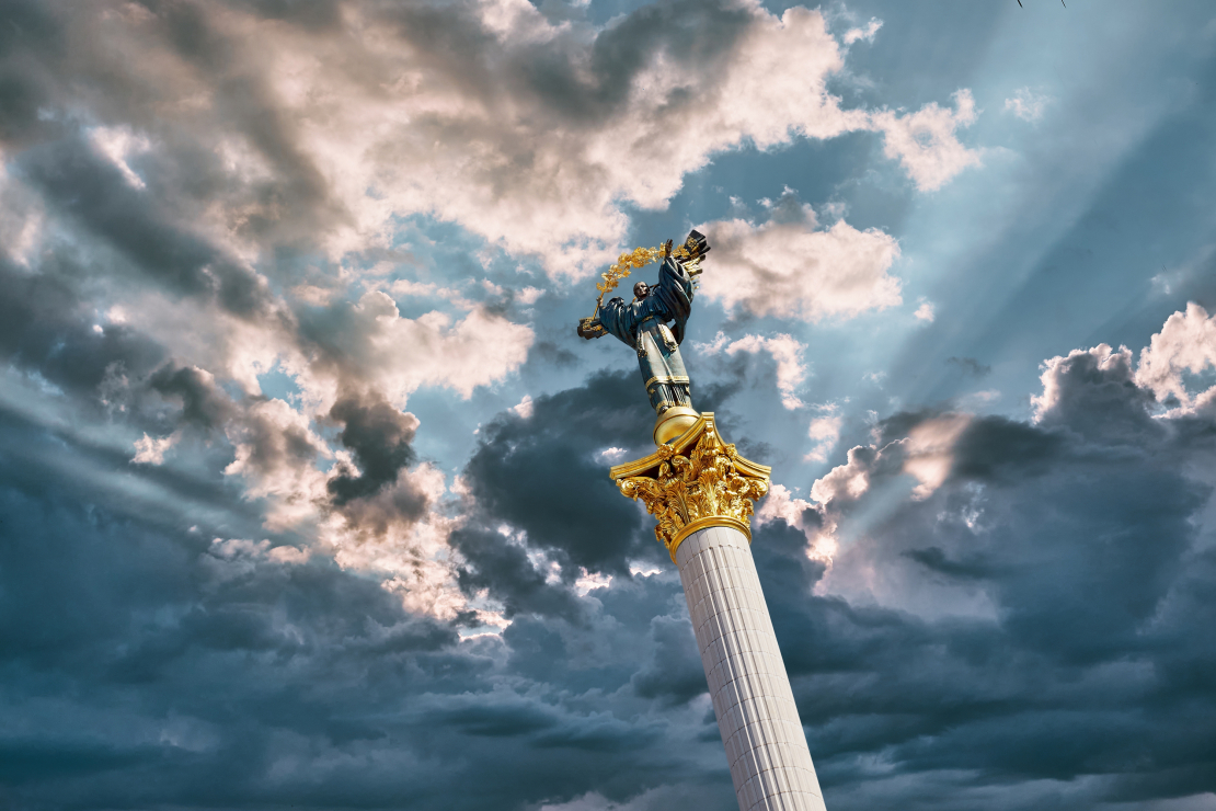 Statuja Neatkarības laukumā Kijivā.