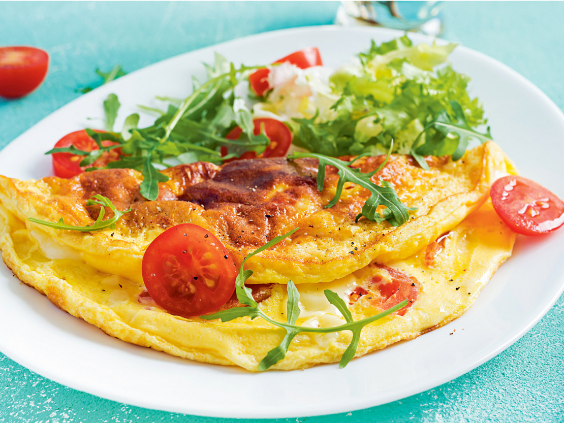 Omlete ar mocarellu un tomātiem.