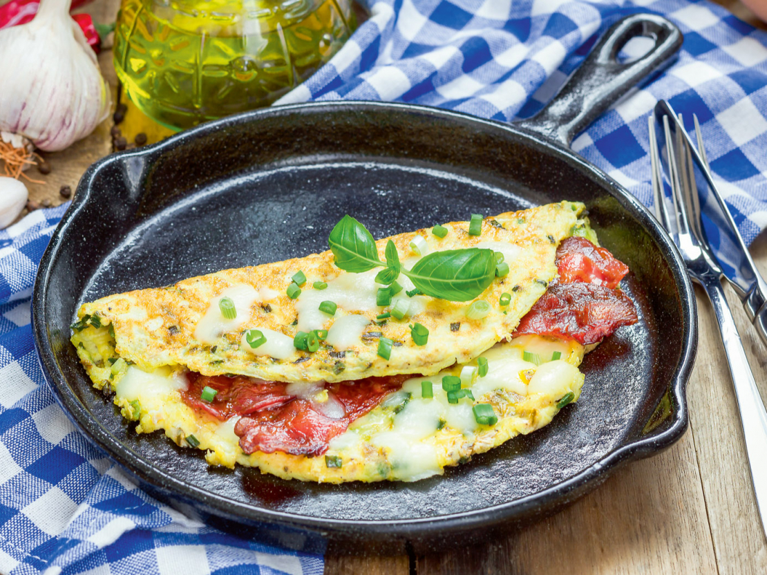 Pārlocītā omlete ar šķiņķi.