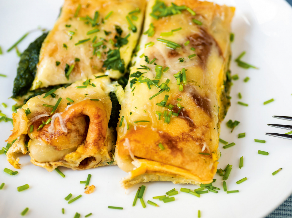 Omlete ar biezpienu un šķiņķi.